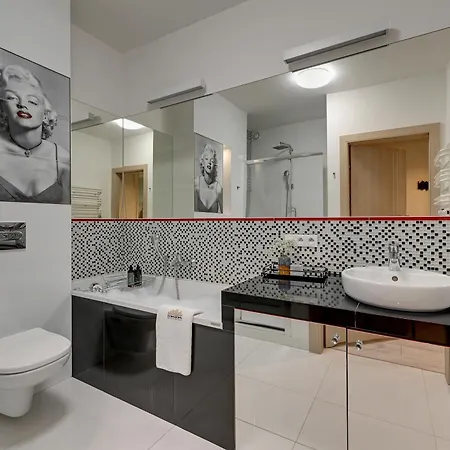 Waterlane Riverside Spa, Pool & Gym By Downtown Lägenhetshotell 4*