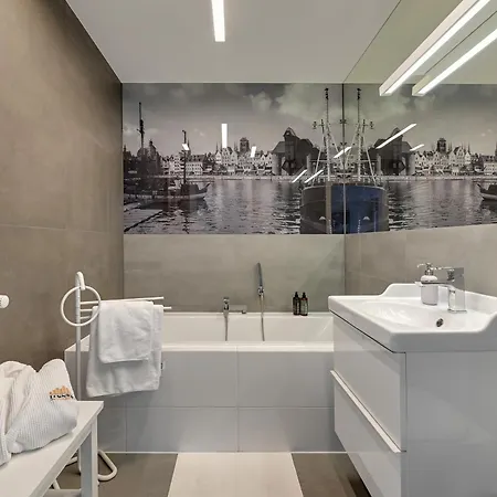 Waterlane Riverside Spa, Pool & Gym By Downtown Lägenhetshotell